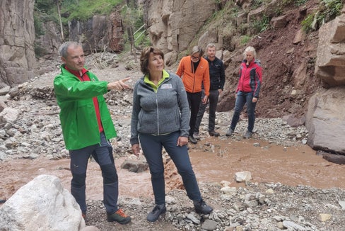 Landesrätin Hochgruber Kuenzer auf Lokalaugenschein: Die Bletterbachschlucht erstreckt sich zwischen Aldein und dem Weiler Radein und ist das kleinste der neun Teilgebiete des Dolomiten Unesco Welterbes. (Foto: LPA/Marcella Morandini)
