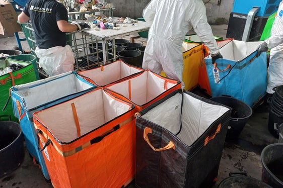 Im Sortierbereich werden die Abfallproben mit Hilfe eines rotierenden Siebs getrennt und anschließend in die verschiedenen Kategorien, darunter Papier, Karton, Glas, Metalle, Kunststoffe, Bioabfall, Grünabfall usw., sortiert. (Foto: LPA/Landesagentur für Umwelt und Klimaschutz)