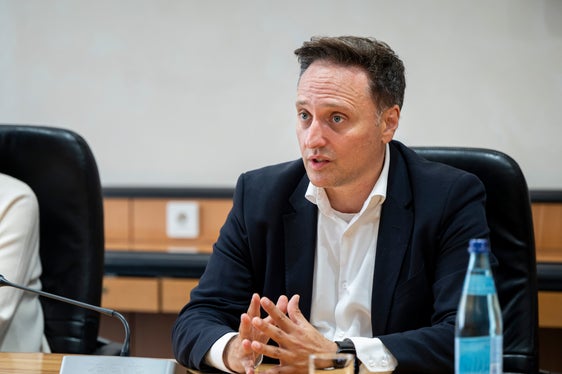 L'Alto Adige è riconosciuto a livello internazionale per il suo approccio innovativo alla digitalizzazione: Ammar Alkassar, membro del consiglio direttivo di GovTech Deutschland, durante l'incontro con la Provincia autonoma di Bolzano. (Foto: USP/Fabio Brucculeri)
