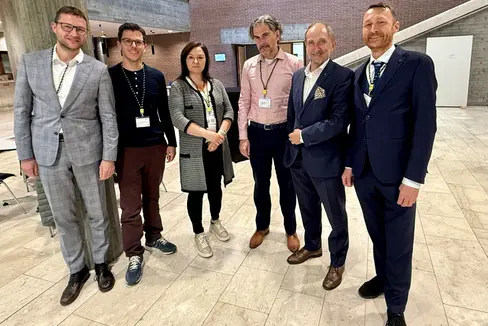 Ladinien im Austausch mit Graubünden (von links): Stefan Graziadei, Michael Schuen, Claudia Rubatscher, Ignacio Pérez Prat, Markus Solinger und Mathias Stuflesser. (Foto: LPA/Direktion Ladinische Bildung und Kultur)