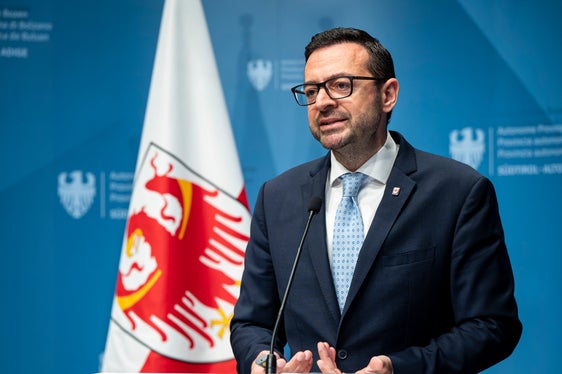 Durch die gesetzlichen Änderungen wird es den Schulen ermöglicht, auf aktuelle Anforderungen angemessen zu reagieren, führte Landesrat Marco Galateo aus. (Foto: LPA/Fabio Brucculeri)