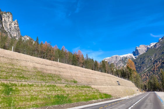 Die neuen Lawinendämme schützen nicht nur die Straße, sondern tragen auch dazu bei, den Verkehrsfluss im Winter aufrecht zu halten. (Foto: LPA/Ressort für Infrastrukturen und Mobilität)
