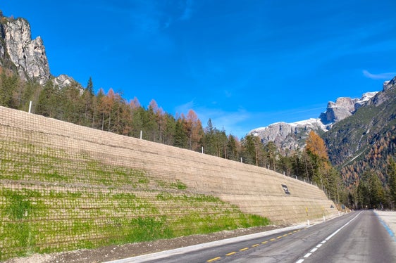 Die neuen Lawinendämme schützen nicht nur die Straße, sondern tragen auch dazu bei, den Verkehrsfluss im Winter aufrecht zu halten. (Foto: LPA/Ressort für Infrastrukturen und Mobilität)