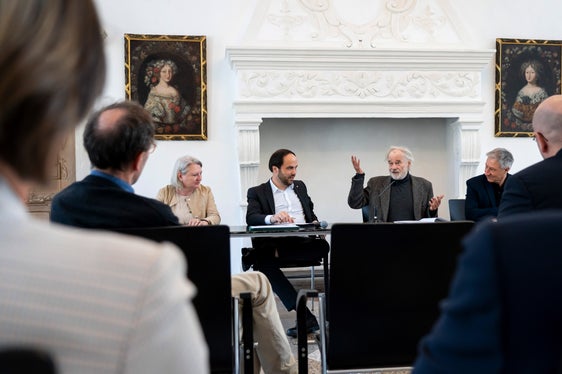 Das Südtiroler Bildungszentrum wolle unterstützend tätig sein und den bereits bestehenden guten Austausch weiter ausbauen, hielt Präsident Karner (2.v.r.) fest. Landesrat Achammer (2.v.l.) bekräftigte, dass mit der Fördervereinbarung das Chronistenwesen in Südtirol weiterentwickelt werde. (Foto: LPA/Fabio Brucculeri)