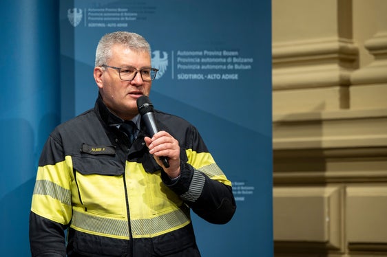 Florian Alber, der Kommandant der Berufsfeuerwehr Bozen, erklärte: Nach den derzeit verfügbaren Daten besteht bei Elektroautos kein höheres Brandrisiko als bei herkömmlichen Fahrzeugen. Entscheidend ist auch, wie sie geladen werden. Improvisierte Lösungen müssen vermieden und qualifizierte Fachkräfte beauftragt werden. (Foto: LPa/Fabio Brucculeri)