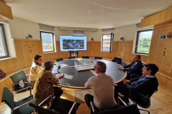 Un progetto di riqualificazione e ampliamento importante per la Scuola professionale provinciale alberghiera “Cesare Ritz” di Merano. Nella foto da sinistra: Carlotta Zambonato (Ufficio Edilizia ovest), Coretta Ceretta (dirigente della Ritz), l'assessore Christian Bianchi, Marco Springhetti (direttore della Ripartizione Edilizia) e il direttore del Dipartimento Opere pubbliche, Valorizzazione del patrimonio, Libro fondiario e Catasto, Daniel Bedin. (Foto: USP)