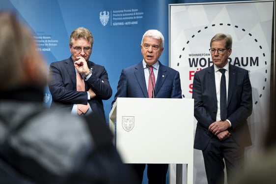 Es sei eine soziale Verantwortung, die Hauptwohnung für die Südtirolerinnen und Südtiroler wieder leistbar zu machen, betonten Alberto Naef, der Generaldirektor der Volksbank, Nicola Calabrò, der Generaldirektor der Sparkasse, und Herbert Von Leon, der Obmann des Raiffeisenverbandes. (Foto: LPA/Fabio Brucculeri)