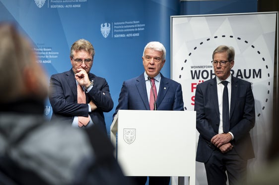 Alberto Naef, direttore generale di Volksbank, Nicola Calabrò, direttore generale della Cassa di Risparmio, e Herbert Von Leon, presidente della Federazione Cooperative Raiffeisen, hanno sottolineato che con questa azione congiunta, le tre banche locali ribadiscono il proprio impegno a favore dello sviluppo economico e sociale della provincia di Bolzano. (Foto: USP/Fabio Brucculeri)