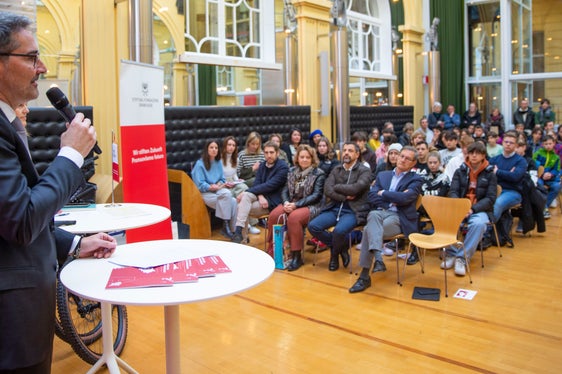 Landeshauptmann Kompatscher bei der heutigen Preisverleihung, in der ersten Reihe (v.r.) Reinhold Marsoner, die ladinische Bildungs- und Kulturdirektorin Edith Ploner, der italienische Schulinspektor Silvano und Marc Röggla (Foto: LPA/Fabio Brucculeri)