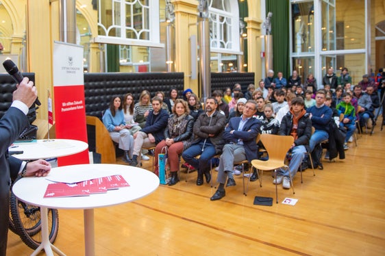 Landeshauptmann Kompatscher bei der heutigen Preisverleihung, in der ersten Reihe (v.r.) Reinhold Marsoner, die ladinische Bildungs- und Kulturdirektorin Edith Ploner, der italienische Schulinspektor Silvano und Marc Röggla (Foto: LPA/Fabio Brucculeri)