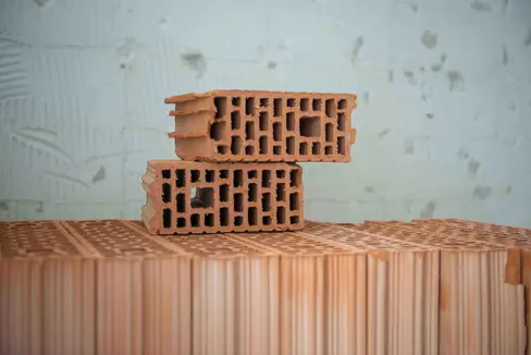 In den meisten Fällen wird beim Ansuchen um Wohnbauförderung von der Berechnung des Konventionalwertes abgesehen. Damit wird die Bearbeitung der Wohnbauförderungsansuchen beschleunigt, erklärt Wohnbaulandesrätin Waltraud Deeg. (Foto: LPA/Claudia Corrent)