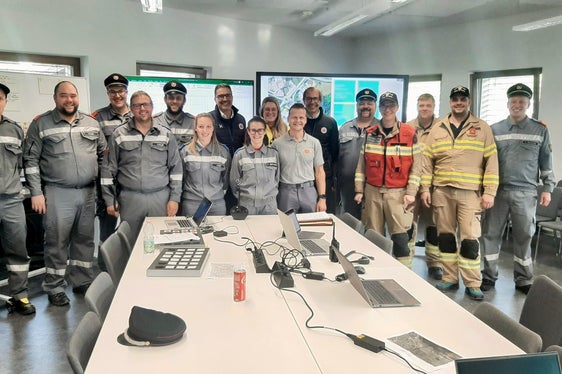 Landeshauptmann und Bevölkerungsschutzlandesrat Arno Kompatscher (hintere Reihe, im Zentrum, links) und der Direktor der Agentur für Bevölkerungsschutz Klaus Unterweger (rechts daneben) in der Bezirkseinsatzzentrale BEZ 6 der Freiwilligen Feuerwehren in Sterzing (Foto: Landesverband der Freiwilligen Feuerwehren Südtirols)