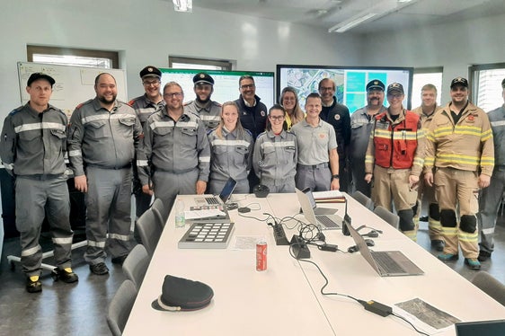Landeshauptmann und Bevölkerungsschutzlandesrat Arno Kompatscher (hintere Reihe, im Zentrum, links) und der Direktor der Agentur für Bevölkerungsschutz Klaus Unterweger (rechts daneben) in der Bezirkseinsatzzentrale BEZ 6 der Freiwilligen Feuerwehren in Sterzing (Foto: Landesverband der Freiwilligen Feuerwehren Südtirols)