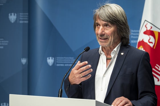 L'assessore provinciale alla Prevenzione sanitaria e Salute Hubert Messner sottolinea che il VRS per i neonati non è affatto un semplice raffreddore e che le infezioni delle vie respiratorie nei più piccoli possono peggiorare rapidamente. Oggi, tuttavia, è possibile prevenire in modo molto più efficace i decorsi gravi della malattia; per questo motivo, la possibile protezione per i neonati dovrebbe essere resa accessibile. (Foto: USP/Fabio Brucculeri)