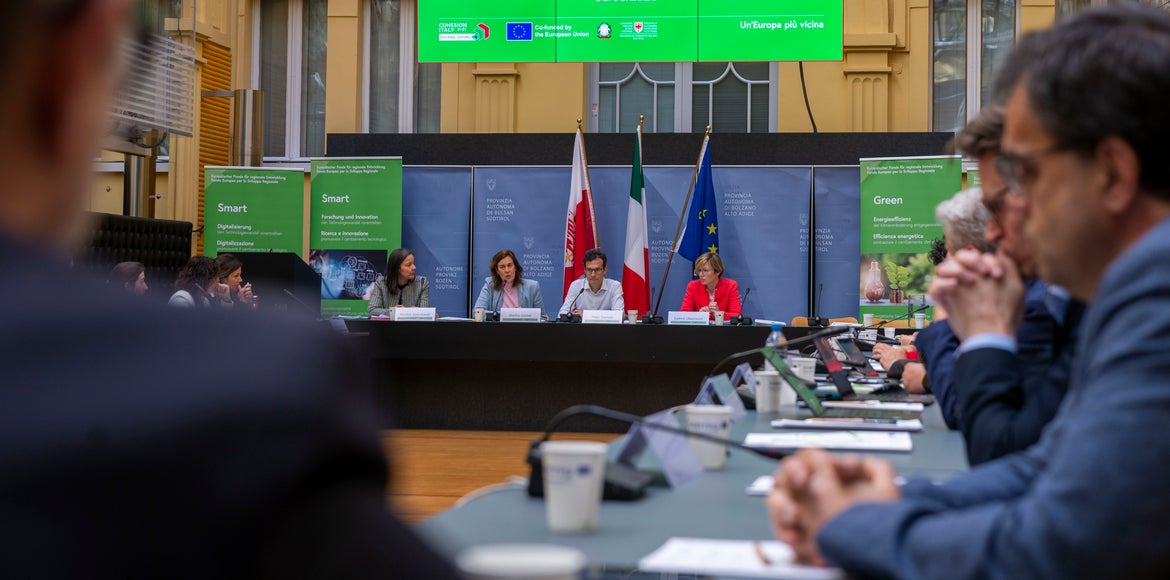 Der gelungene Start in die Efre-Programmperiode 2021-2027 und die neuen Aufrufe zur Projekteinreichung standen im Mittelpunkt der heutigen Sitzung des Begleitausschusses im Landhaus 1 in Bozen. (Foto: LPA/Fabio Brucculeri)