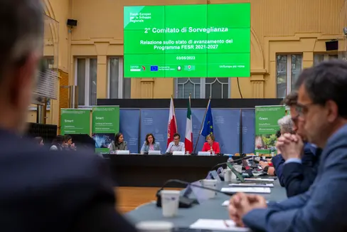 L'avvio positivo del periodo di programmazione FESR 2021-2027 e i nuovi bandi per i progetti sono stati al centro della seduta odierna del Comitato di sorveglianza al Palazzo provinciale 1 di Bolzano (Foto: ASP/Fabio Brucculeri)