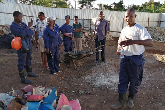 Cooperazione transfrontaliera tra Uganda e Tanzania: membri di un'organizzazione comunitaria per la raccolta dei rifiuti a Kyotera, Uganda (Foto: Ufficio relazioni estere e volontariato)