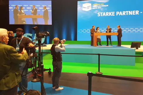 Nella crisi è importante agire in modo rapido ed efficiente, su questo hanno concordato (da sinistra) il deputato Hahn, il ministro bavarese Kaniber, il presidente altoatesino Kompatscher e il consigliere nazionale svizzero Pfister (Foto: ASP)