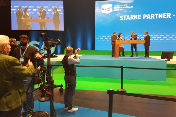 LH Kompatscher (auf der Bühne 3.v.l.) plädierte für Entschlossenheit der Alpenregionen beim Klimawandel: Besser heute als morgen kohlenstoffneutrale Makroregion werden. (Foto: LPA)