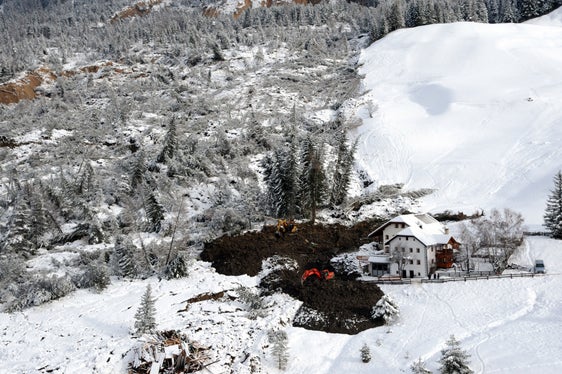 Ein Wohnhaus konnte durch das rasche Eingreifen der Einsatzkräfte und das ständige Abtragen des nachrutschenden Materials vor der Zerstörung bewahrt werden. (Archivfoto: Landeswarnzentrum in der Agentur für Bevölkerungsschutz)