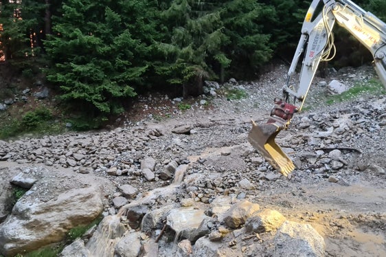 Am Weg zur Soyalm in Martell hat die Wildbachverbauung nach dem Starkregenereignis von gestern Nachmittag mit den Aufräumarbeiten begonnen. (Foto: LPA/Landesamt für Wildbach- und Lawinenverbauung West)