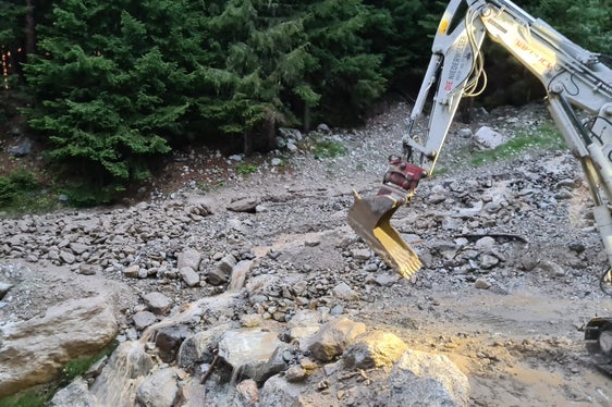 Am Weg zur Soyalm in Martell hat die Wildbachverbauung nach dem Starkregenereignis von gestern Nachmittag mit den Aufräumarbeiten begonnen. (Foto: LPA/Landesamt für Wildbach- und Lawinenverbauung West)
