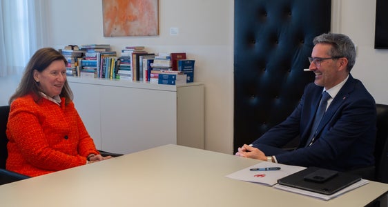 Landeshauptmann Arno Kompatscher und die Generalkonsulin der Bundesrepublik Deutschland in Mailand Susanne Welter im Gespräch (Foto: LPA/Greta Steufer)