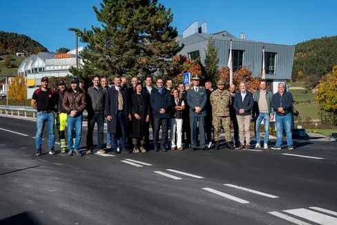 Sono terminati i lavori per aumentare gli standard di sicurezza lungo la strada provinciale del Renon (SP 73) all’incrocio con via Gasters. Nella foto, i partecipanti: rappresentanti della Provincia, del Comune, dell’impresa edile e delle aziende della zona industriale. (Foto: USP/Fabio Brucculeri)