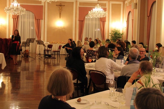 Landesschuldirektorin Sigrun Falkensteiner bedankte sich bei der gestrigen Abschiedsfeier persönlich bei jeder der pensionierten Lehrpersonen und Schulführungskräfte. (Foto: Bildungsdirektion/Susanne Gasser)