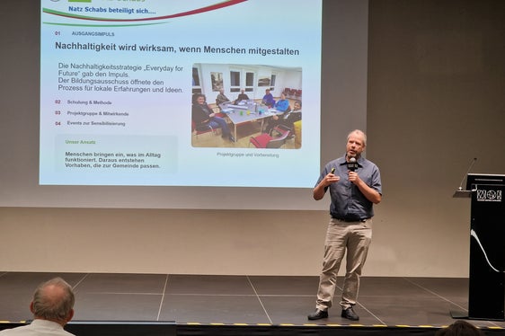 Harald Heitsma vom Bildungsausschuss Natz Schabs stellte ihr Projekt Natz Schabs beteiligt sich vor – ein Frühjahr ganz im Zeichen von Saatgut, Planzentausch und Haltbarmachung. (Foto: LPA/Amt für Weiterbildung und Sprachen)