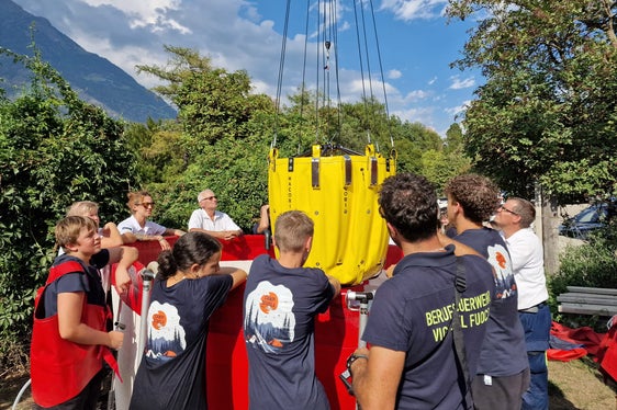 Zum Angreifen: Mit dem mobilen Löschwasserbecken und dem faltbaren Löschwasser-Außenlastbehälter für Hubschrauber (Bambi Bucket) zeigt die Berufsfeuerwehr, wie Waldbrände bekämpft werden. (Foto: LPA/Berufsfeuerwehr)