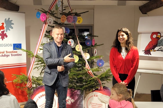 Euregio-Generalsekretär Christoph von Ach und die Bozner Kinderbuchillustratorin Valentina Stecchi (Foto: Euregio/Armin Gluderer)