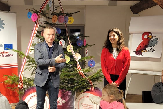 Euregio-Generalsekretär Christoph von Ach und die Bozner Kinderbuchillustratorin Valentina Stecchi (Foto: Euregio/Armin Gluderer)