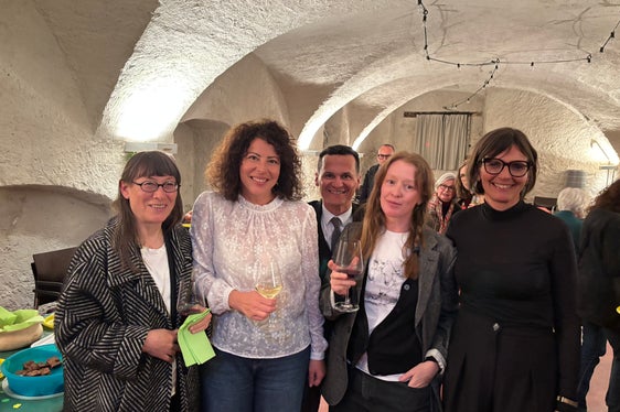 Bei der Veranstaltung Intreciades³ stand die Rolle der Frau und ihre Bedeutung im Kunstbereich im Mittelpunkt (von links nach rechts): Rut Bernardi, Marlene Schuen, André Comploi, Ursula Tavella, Irina Tavella (Foto: LPA/Direktion Ladinische Bildung und Kultur)