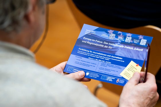 Numerosi giornalisti hanno partecipato al corso di formazione tenutosi nel cortile interno di Palazzo Widmann per informarsi sulle istituzioni dell'UE, sui fondi UE e sugli ultimi sviluppi a Bruxelles. (Foto: USP/Fabio Brucculeri)