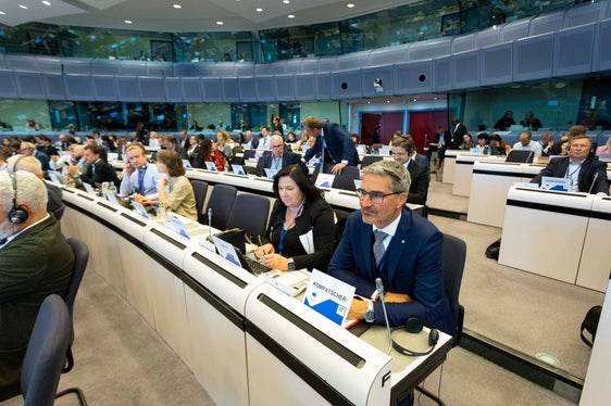 Il presidente Kompatscher è intervenuto alla sessione plenaria del Comitato europeo delle Regioni a Bruxelles (Foto: ASP/Javier Bernal Revert)