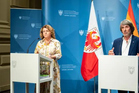 Mit diesem Landeszusatzvertrag für Allgemeinmediziner und Allgemeinmedizinerinnen verbessern wir die Gesundheitsversorgung in wichtigen Bereichen und schaffen klare Rahmenbedingungen für unsere Ärztinnen und Ärzte – zudem ist der Vertrag die Grundlage für künftige Verhandlungen, sagte Gesundheitslandesrat Hubert Messner (rechts) bei der Pressekonferenz nach der Sitzung der Landesregierung gemeinsam mit Landeshauptmannstellvertreterin Rosmarie Pamer. (Foto: LPA/Fabio Brucculeri)