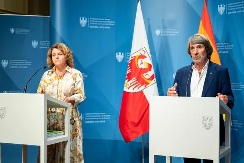 Mit diesem Landeszusatzvertrag für Allgemeinmediziner und Allgemeinmedizinerinnen verbessern wir die Gesundheitsversorgung in wichtigen Bereichen und schaffen klare Rahmenbedingungen für unsere Ärztinnen und Ärzte – zudem ist der Vertrag die Grundlage für künftige Verhandlungen, sagte Gesundheitslandesrat Hubert Messner (rechts) bei der Pressekonferenz nach der Sitzung der Landesregierung gemeinsam mit Landeshauptmannstellvertreterin Rosmarie Pamer. (Foto: LPA/Fabio Brucculeri)