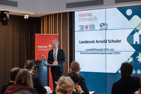 Landesrat Arnold Schuler erläuterte beim Treffen mit NEST-Akteuren die Agenda LandWIRTschaft 2030 und das Landestourismusentwicklungskonzept 2030+. (Foto: Eurac Research/Janandrea Moroder)