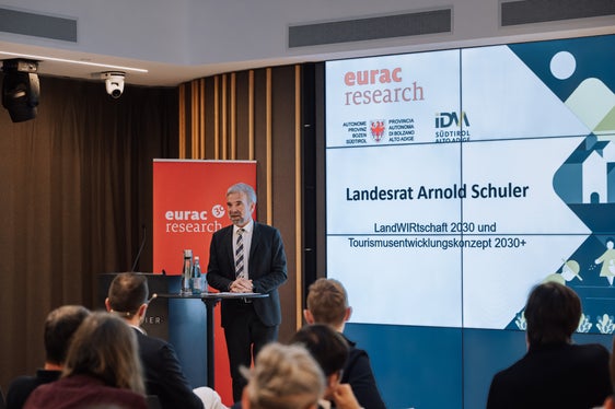 Landesrat Arnold Schuler erläuterte beim Treffen mit NEST-Akteuren die Agenda LandWIRTschaft 2030 und das Landestourismusentwicklungskonzept 2030+. (Foto: Eurac Research/Janandrea Moroder)
