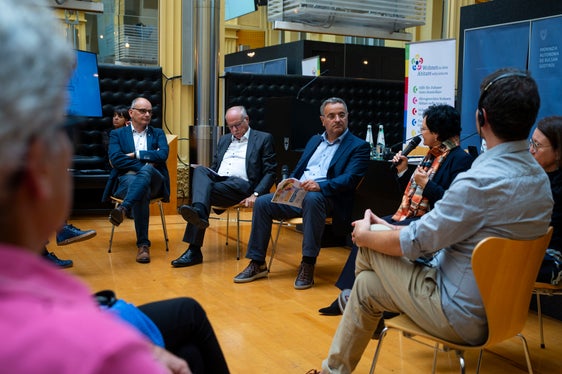Diskutierten über aktives Altern: (v.l.) Reinhard Mahlknecht, Otto von Dellemann, Luca Critelli, Barbara Willimek, Brigitte Waldner und Francesco Barbabella. (Foto: LPA/Fabio Brucculeri)