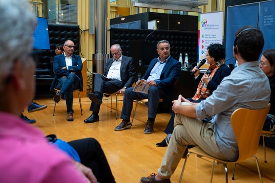 Diskutierten über aktives Altern: (v.l.) Reinhard Mahlknecht, Otto von Dellemann, Luca Critelli, Barbara Willimek, Brigitte Waldner und Francesco Barbabella. (Foto: LPA/Fabio Brucculeri)