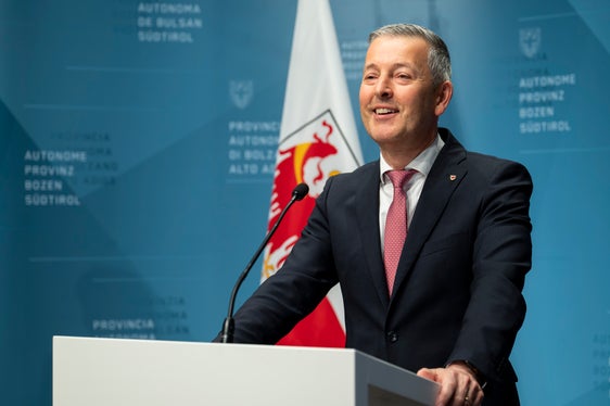 Durch die Erhöhung der Förderungen für Wärmepumpen wollen wir den Umstieg auf umweltfreundliche Technologien erleichtern und den Einsatz fossiler Brennstoffe, insbesondere Gas, im Heizungssektor verringern. Damit helfen wir der Bevölkerung, Energiekosten langfristig zu senken, und rücken gleichzeitig dem Ziel der Netto-Klimaneutralität ein Stück näher, sagt Landesrat Peter Brunner. (Foto: LPA/Fabio Brucculeri)