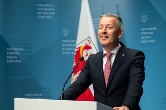 Durch die Erhöhung der Förderungen für Wärmepumpen wollen wir den Umstieg auf umweltfreundliche Technologien erleichtern und den Einsatz fossiler Brennstoffe, insbesondere Gas, im Heizungssektor verringern. Damit helfen wir der Bevölkerung, Energiekosten langfristig zu senken, und rücken gleichzeitig dem Ziel der Netto-Klimaneutralität ein Stück näher, sagt Landesrat Peter Brunner. (Foto: LPA/Fabio Brucculeri)