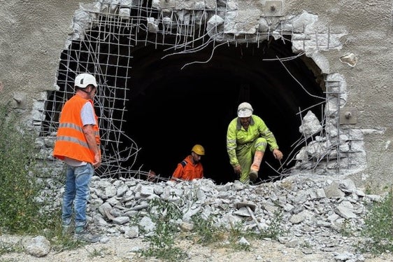 Der Durchbruch des letzten der vier Fluchtstollen ist erfolgt. (Foto: LPA/Ressort für Infrastrukturen und Mobilität)