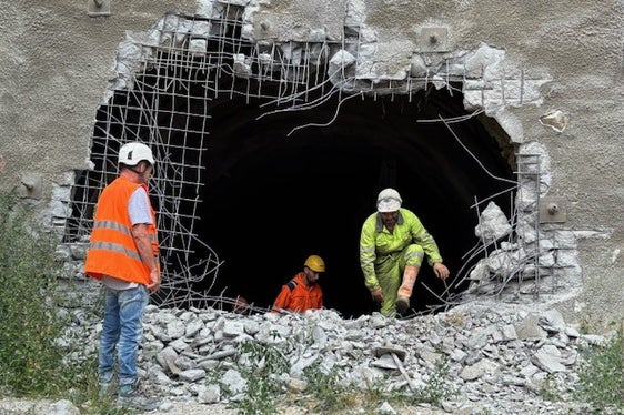 Der Durchbruch des letzten der vier Fluchtstollen ist erfolgt. (Foto: LPA/Ressort für Infrastrukturen und Mobilität)