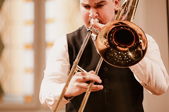 Jonas Taschler aus Toblach spielte beim Konzert der Preisträger WSY-Talent 2025 am 19. Oktober im Wiener Konzerthaus mit den Wiener Symphonikern das Konzert für Posaune und Orchester in C-Dur von Nino Rota. (Foto: LPA/Wiener Symphoniker WSY/Amar Mehmedinovic)