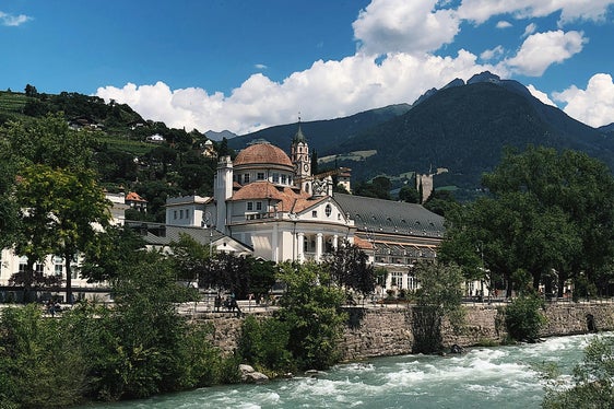 Für den Meraner Stadttheater- und Kurhausverein (im Bild das Kurhaus) gibt es eine erste Jahresfinanzierung 2024 in Höhe von 160.000 Euro. (Foto: Unsplash)