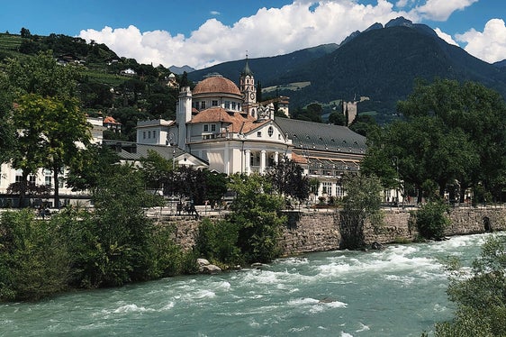 Für den Meraner Stadttheater- und Kurhausverein (im Bild das Kurhaus) gibt es eine erste Jahresfinanzierung 2024 in Höhe von 160.000 Euro. (Foto: Unsplash)