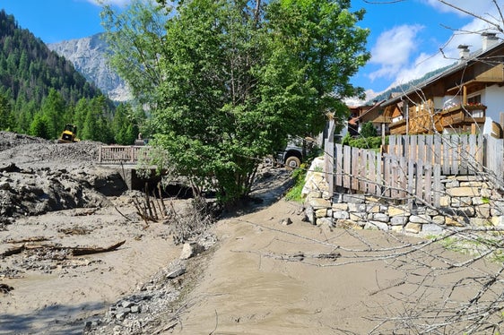 Auswirkungen der Schlammlawine mit geschätzten über 300.000 Kubikmeter Murmaterial heute (18. Juni) in Campill. (Foto: LPA/Landesamt für Wildbach- und Lawinenverbauung Ost)